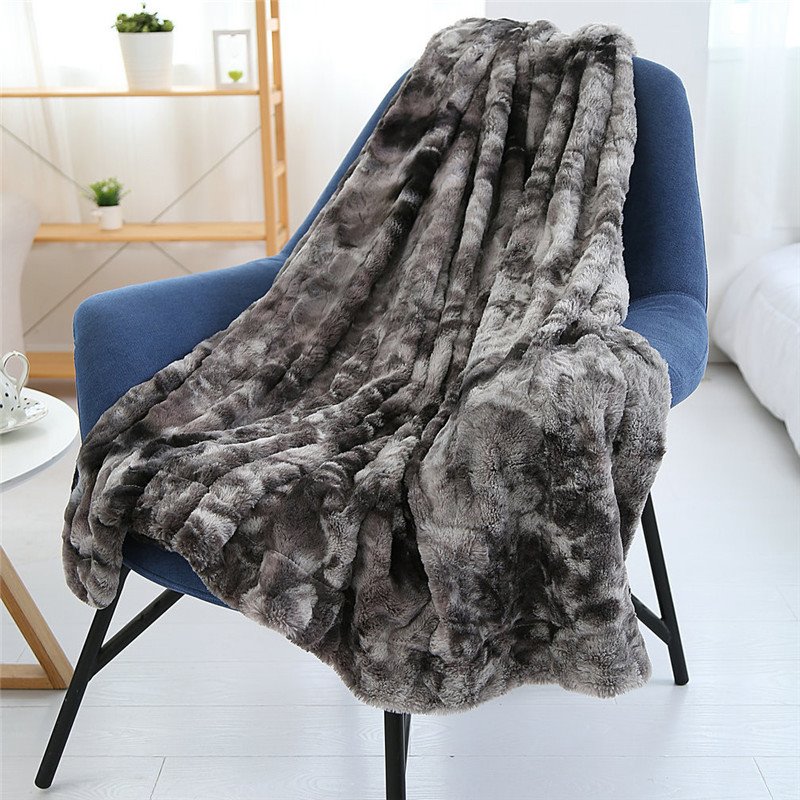 Qroll Faux pil Throw